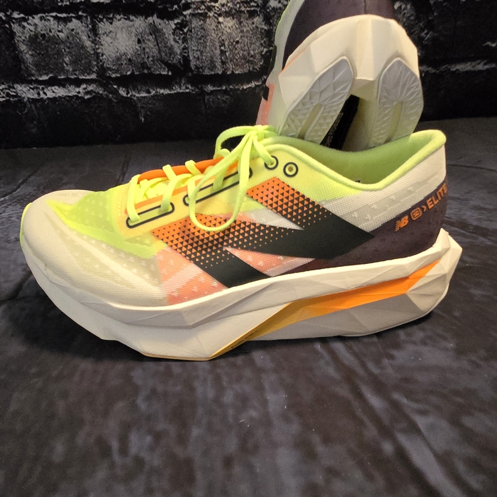 New Balance SE Elite Size 7 Wide.